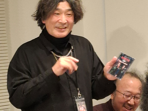 最新作CDの口上を述べる塩生さん